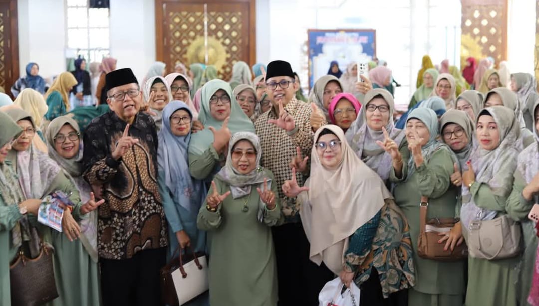 Wako Hendri Poto bersama para Lansia di Islamic Centre